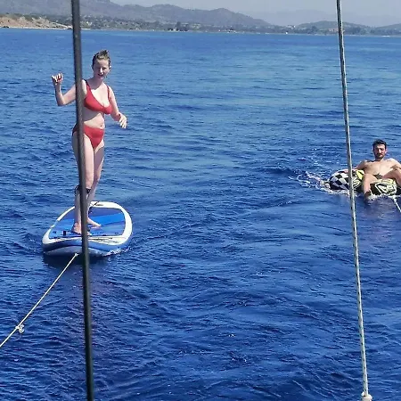 2-cottage Yacht With 2 Showers