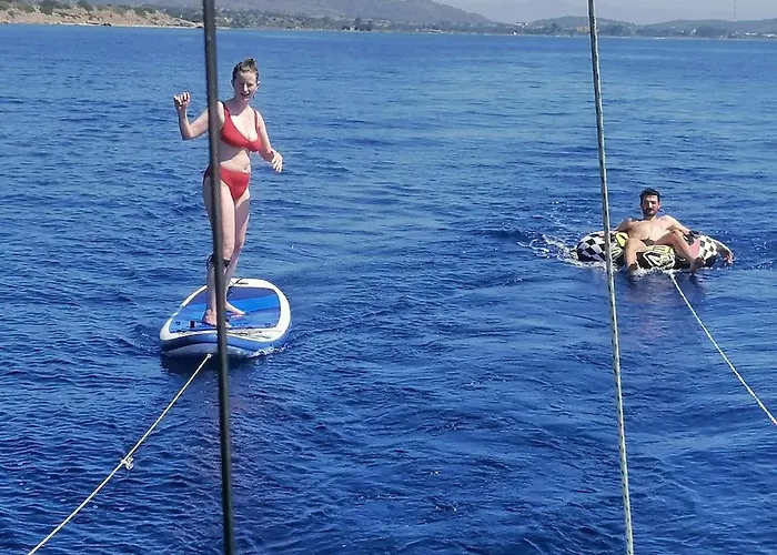 2-cottage Yacht With 2 Showers