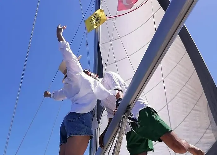 2-cottage Yacht With 2 Showers